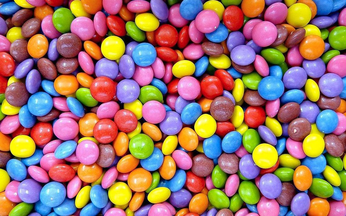Un bombón de chocolate recién hecho en una fuente